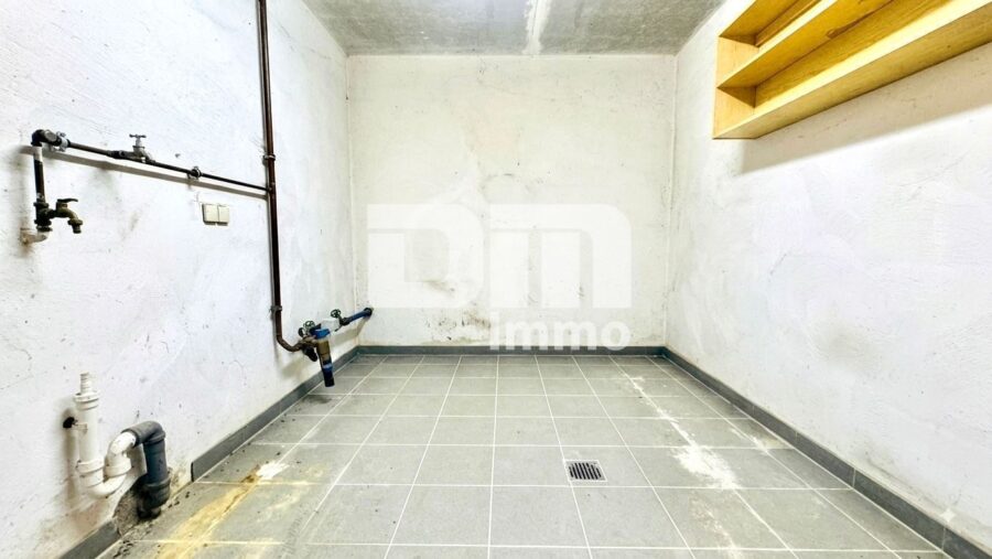 Moderner Wohntraum in ruhiger, naturnaher Sackgassenendlage mit Panoramablick über die Stadt - Souterrain HWR / Waschküche